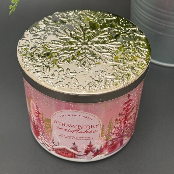 BBW Strawberry Snowflakes Bath & Body Works 3 Wick Candle Year 2024 Edition - Picture 4 of 10